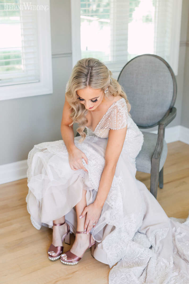 CREATIONS BY GITTA REAL WEDDING3 bride putting on her wedding shoes fairytale wedding