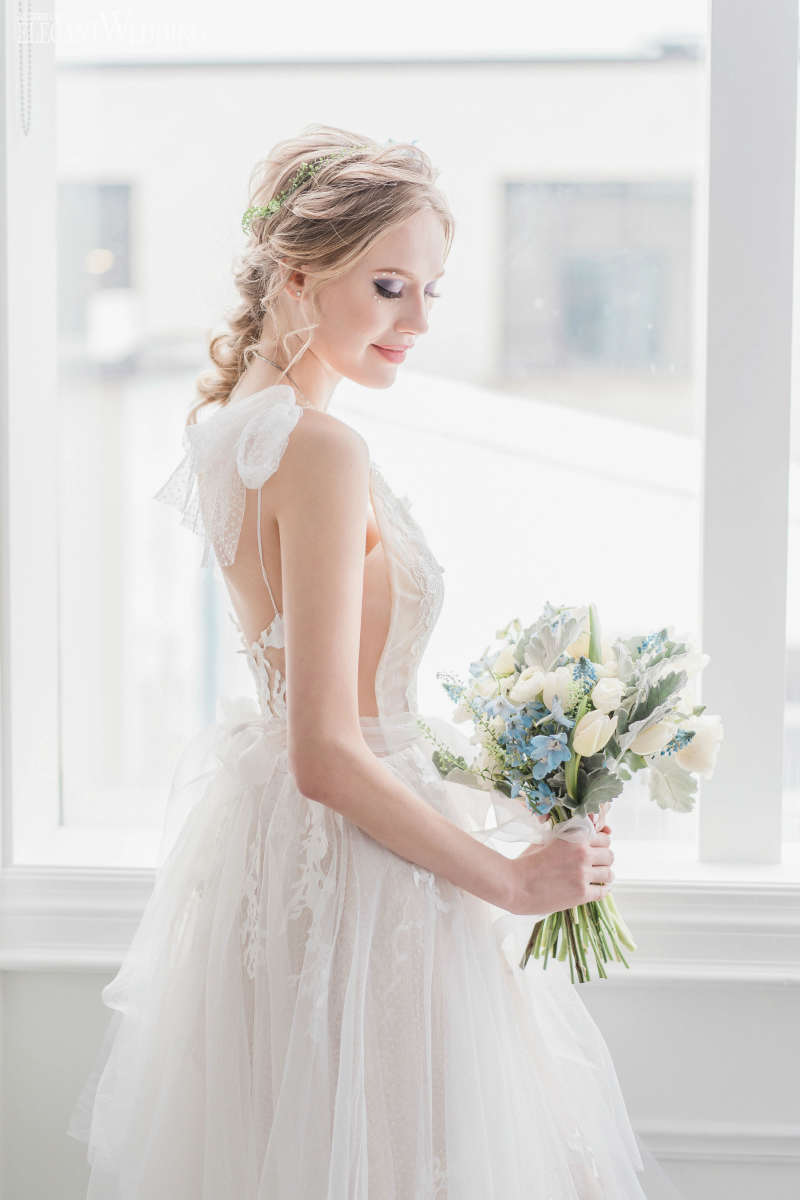 elegant wedding blue wedding theme58 bride holding blue wedding bouquuet