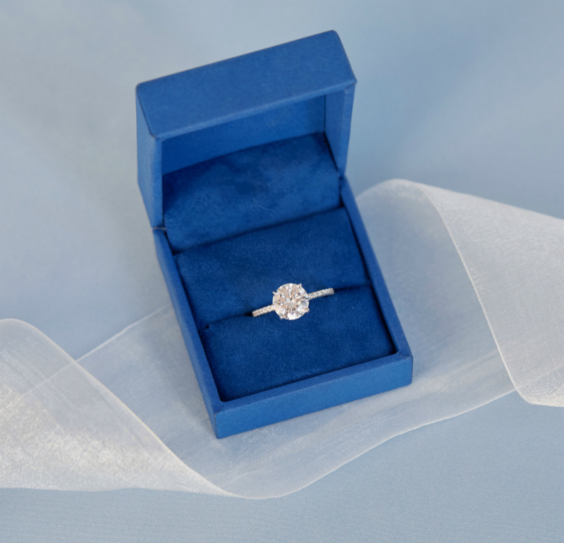 Clean Origin-classic setting round diamond ring