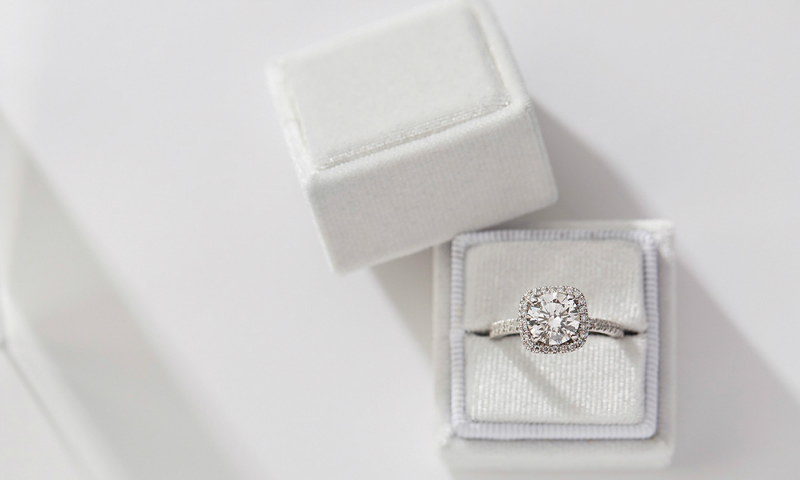 Clean Origin halo setting diamond ring fit for royalty