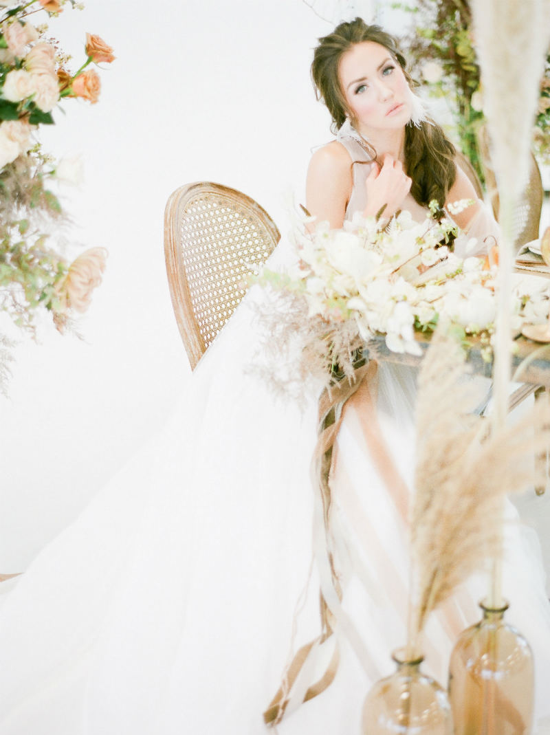 145298020005 boho bride with bouquet
