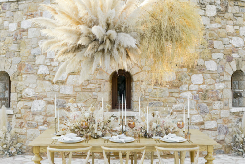 Monochrome_Wedding_Inspiration_Details_Two_Clicks_Photography_for_Ellwed (17)_01 pampas grass floral arrangments