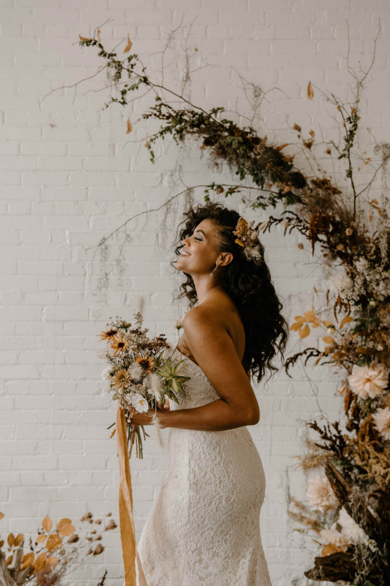 VINTAGE RUSTIC WEDDING THEME33 bride in a lace dress