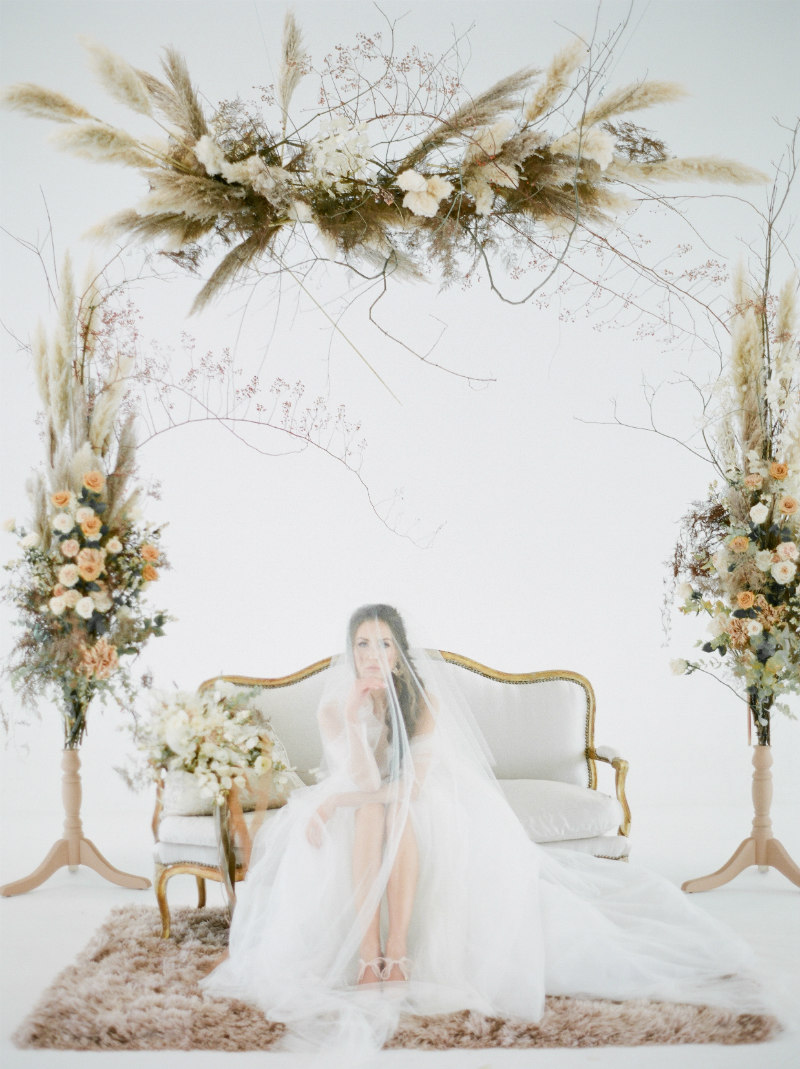 bohemian wedding decor19 bohemian bride with pampas grass florals