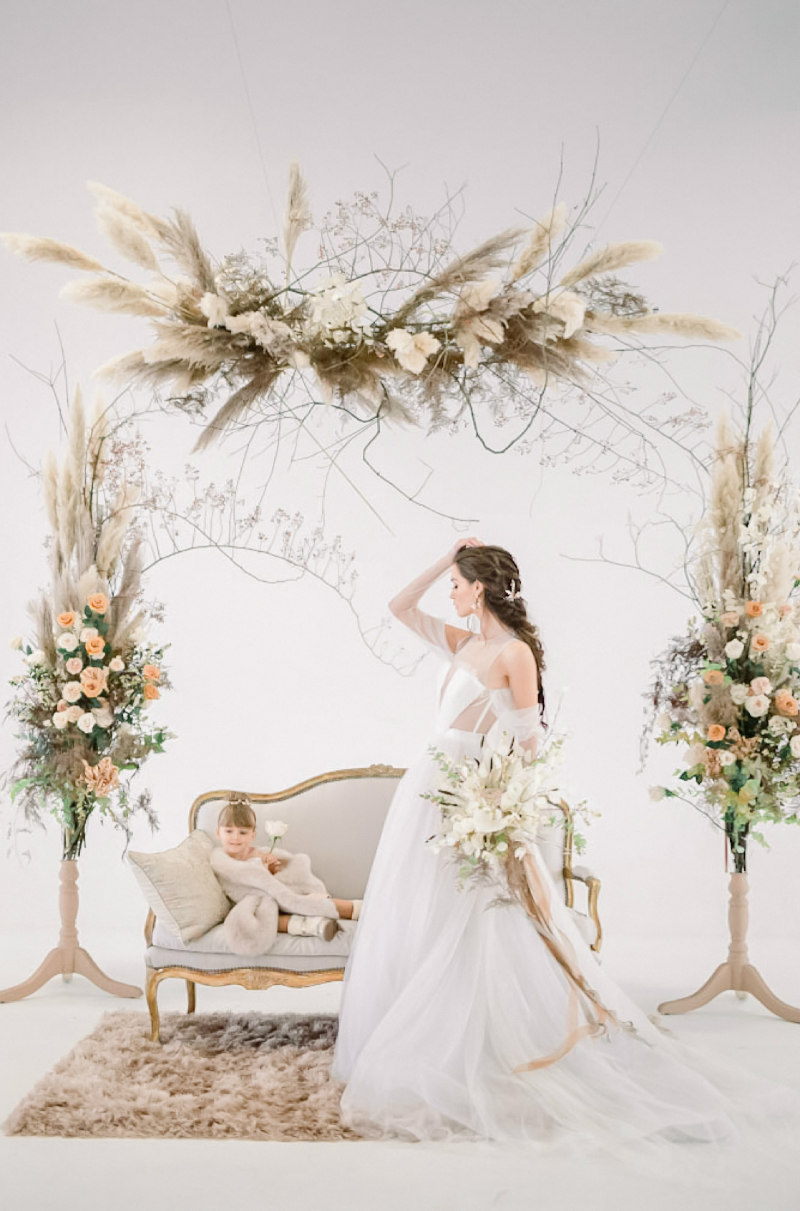 bohemian wedding decor33 bohemian bride with pampas grass florals