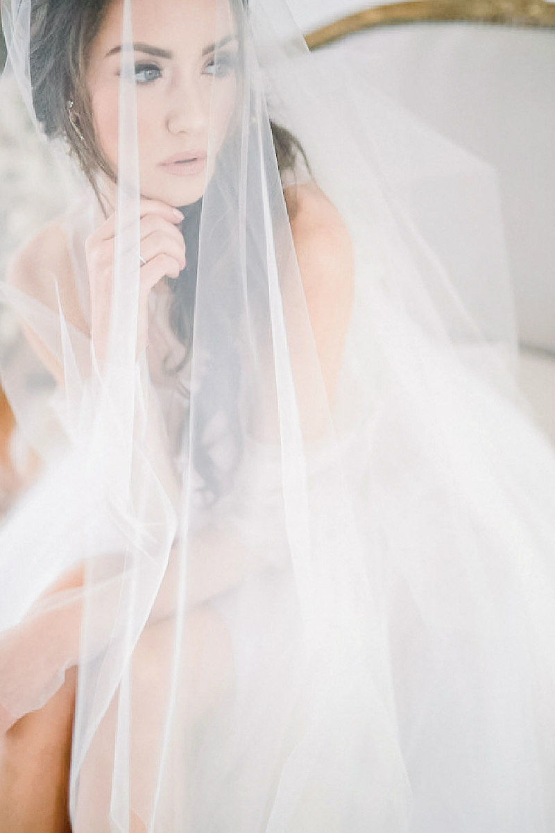 bohemian wedding decor41 bride with veil