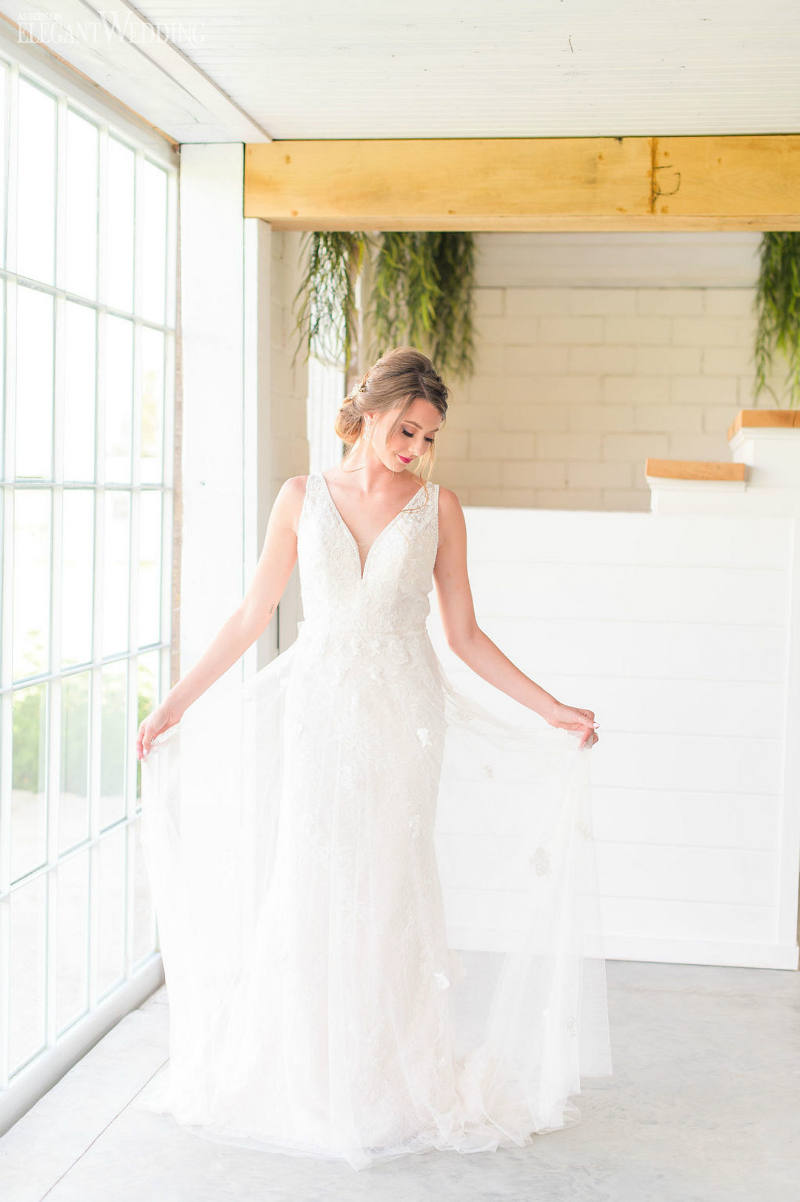summer citrus wedding theme31 bride in a flowing wedding dress