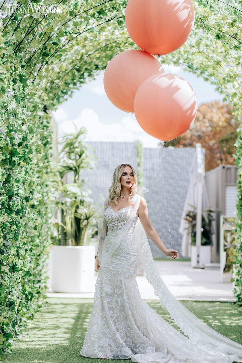 garden wedding bonnalie bordeur35 bride with balloons