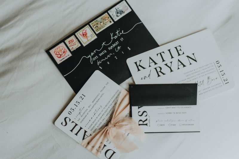 noelle-rebekah-UNWOy4dZE10-unsplash wedding invitation