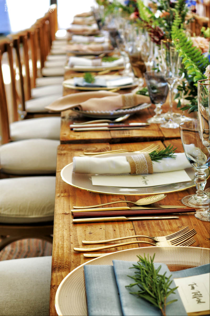trending outdoor wedding decor12 Picture-Perfect Outdoor Wedding Decorations table setting