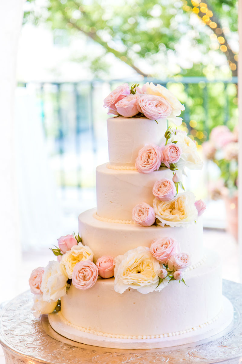 jason-leung-fXAuCMEYGY4-unsplash cake with flowers