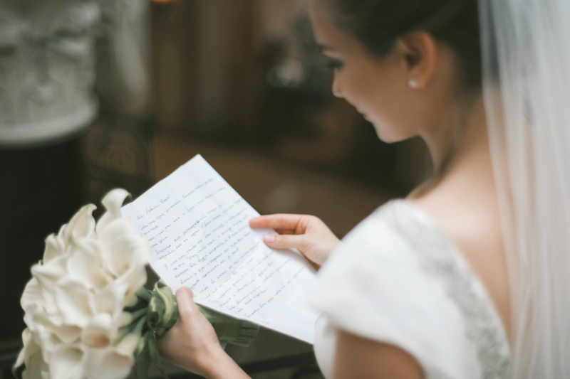 pexels-maria-orlova-4947594 writing vows
