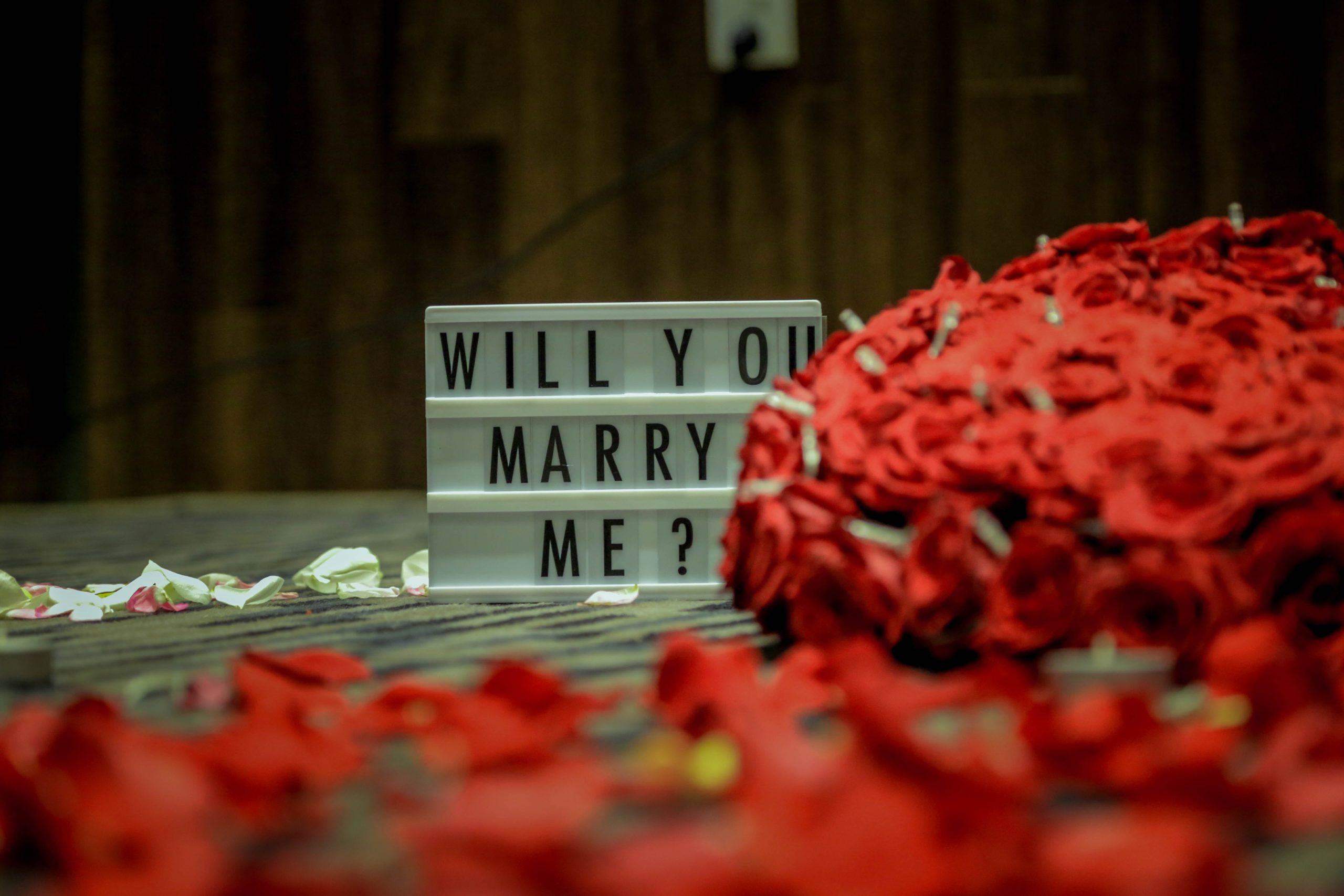 gift-habeshaw-Fs_c9Dh4BZU-unsplash planning a wedding proposal