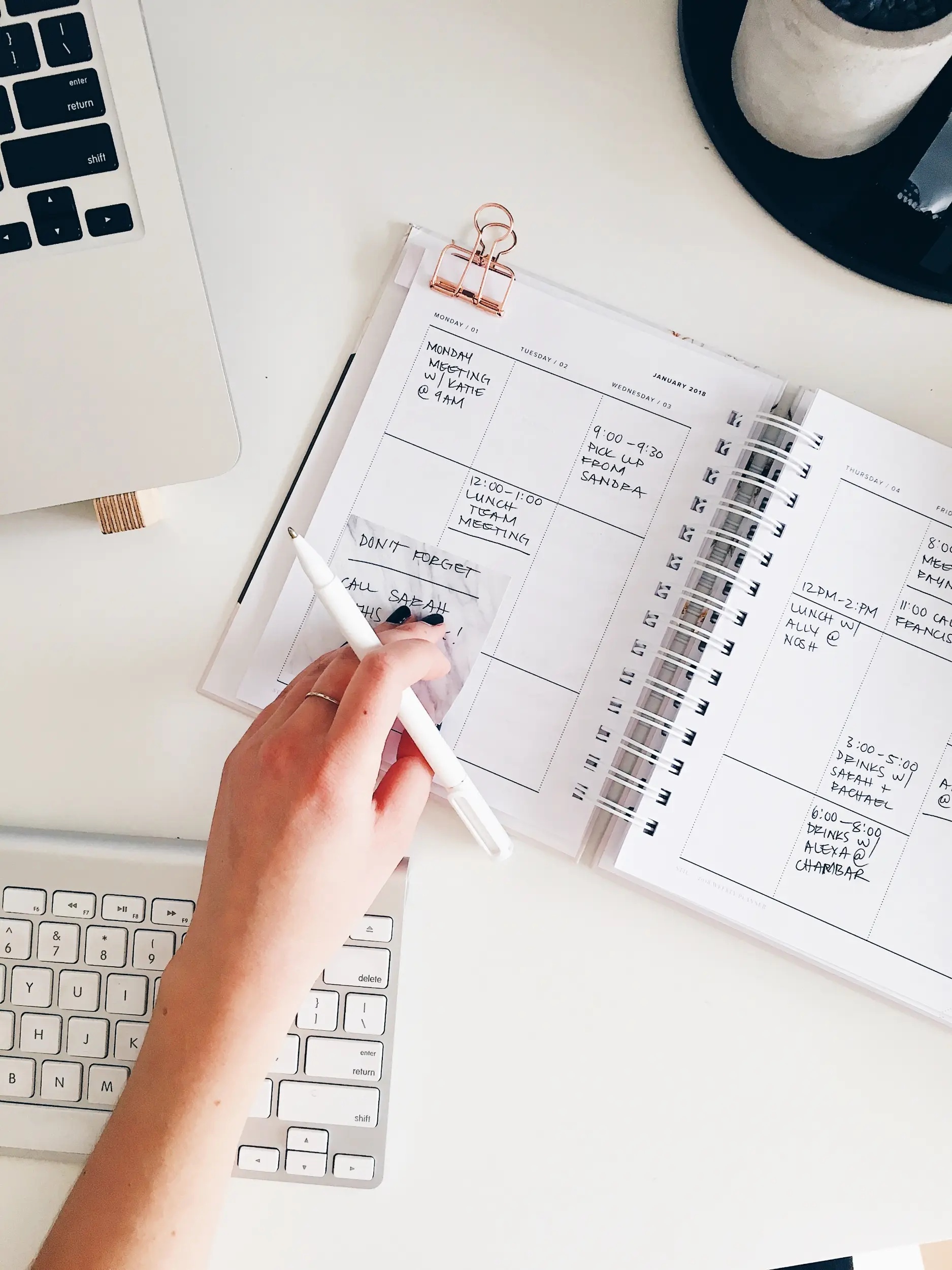 marissa-grootes-flRm0z3MEoA-unsplash planning a wedding