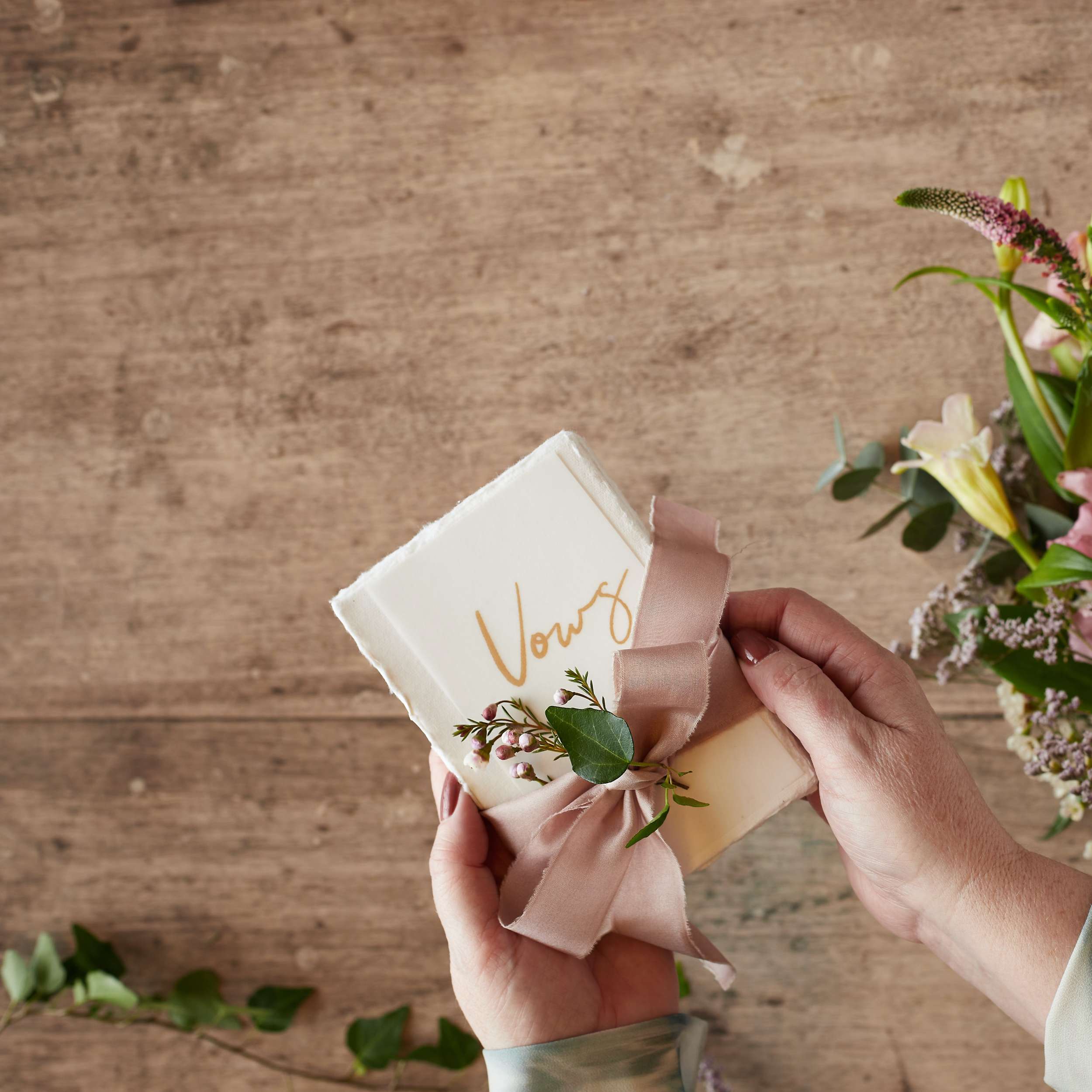 olivie-strauss-LVlOkhDDe1w-unsplash getting married during the week