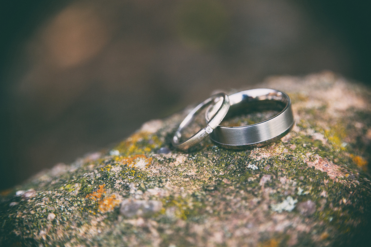 denny-muller-PTInh1bi4ik-unsplash wedding bands