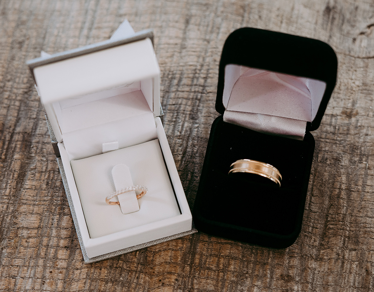 lauren-richmond-9bXKsMvgZtQ-unsplash wedding bands