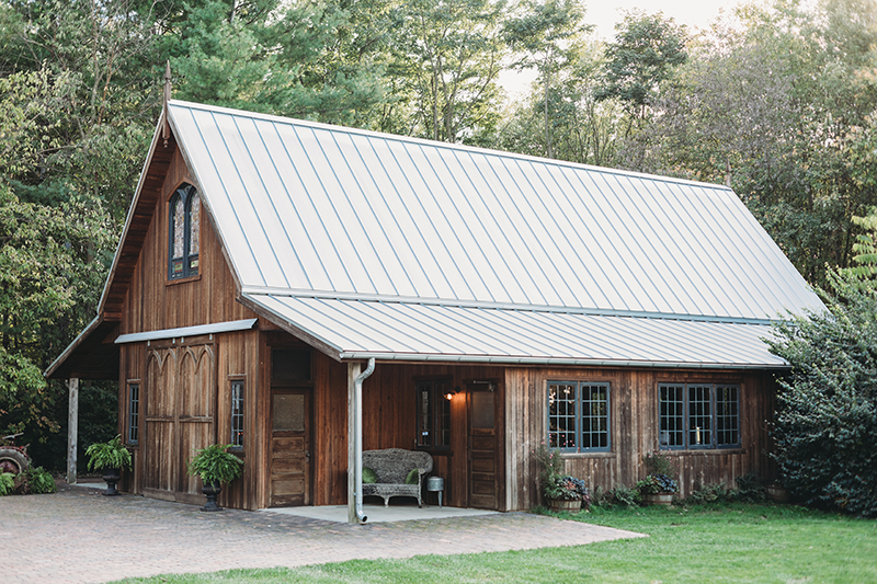 steven-van-elk-qV_dDIqg6VQ-unsplash barn wedding