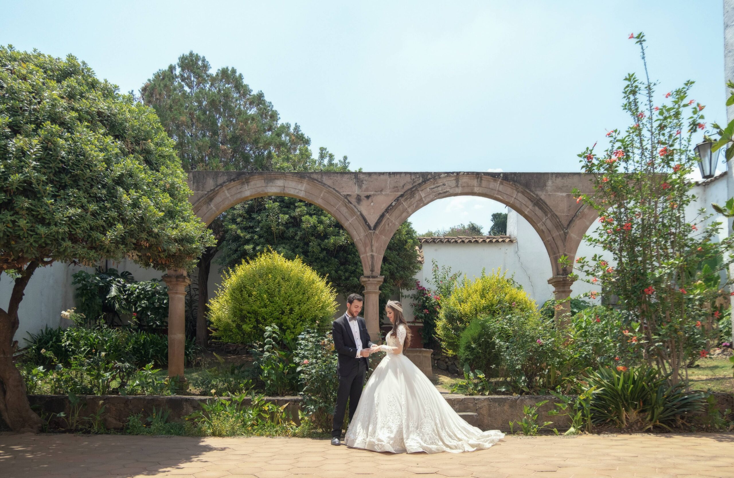 asdrubal-luna-7pOTS2PD1yo-unsplash lush garden wedding
