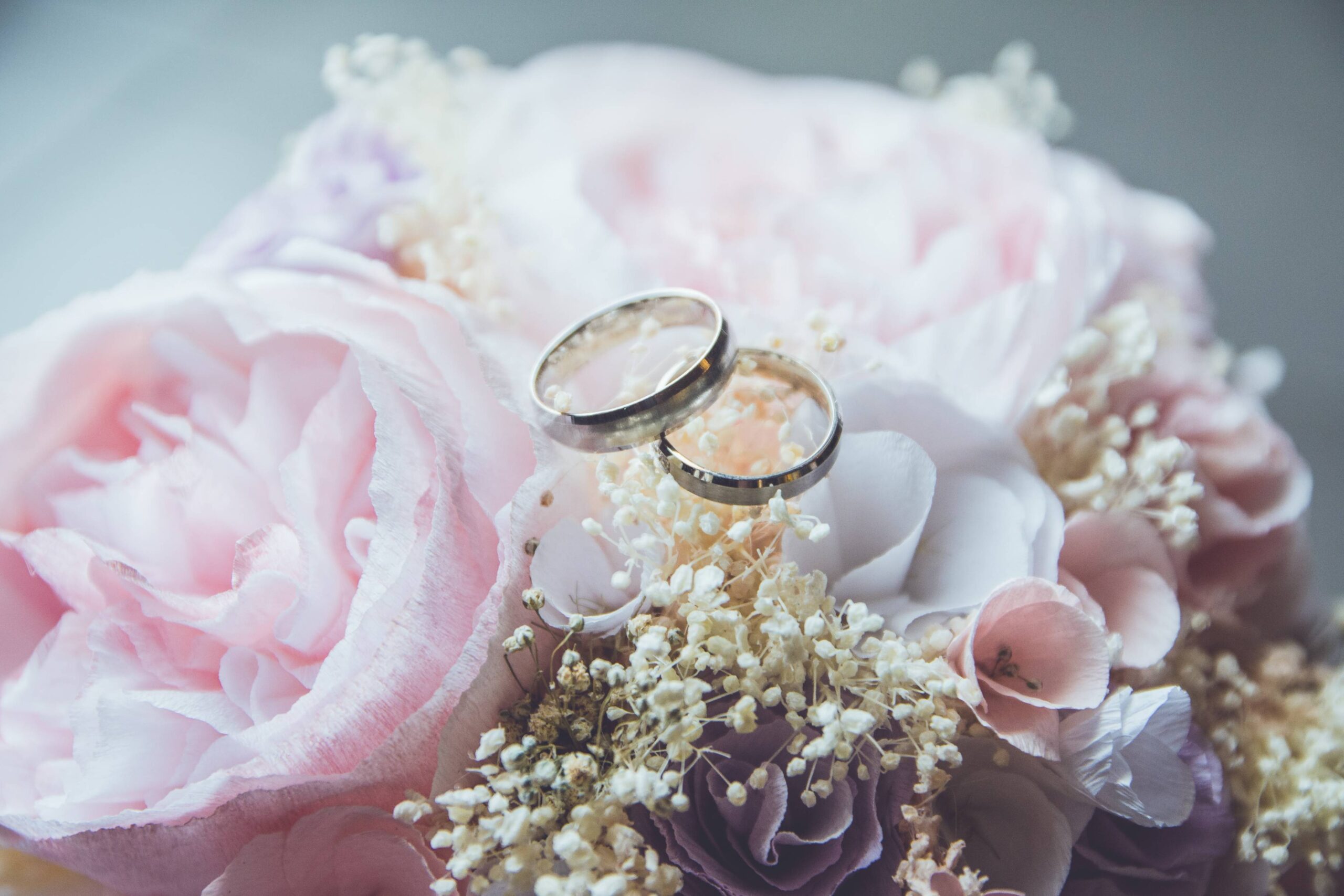 beatriz-perez-moya-M2T1j-6Fn8w-unsplash wedding bands