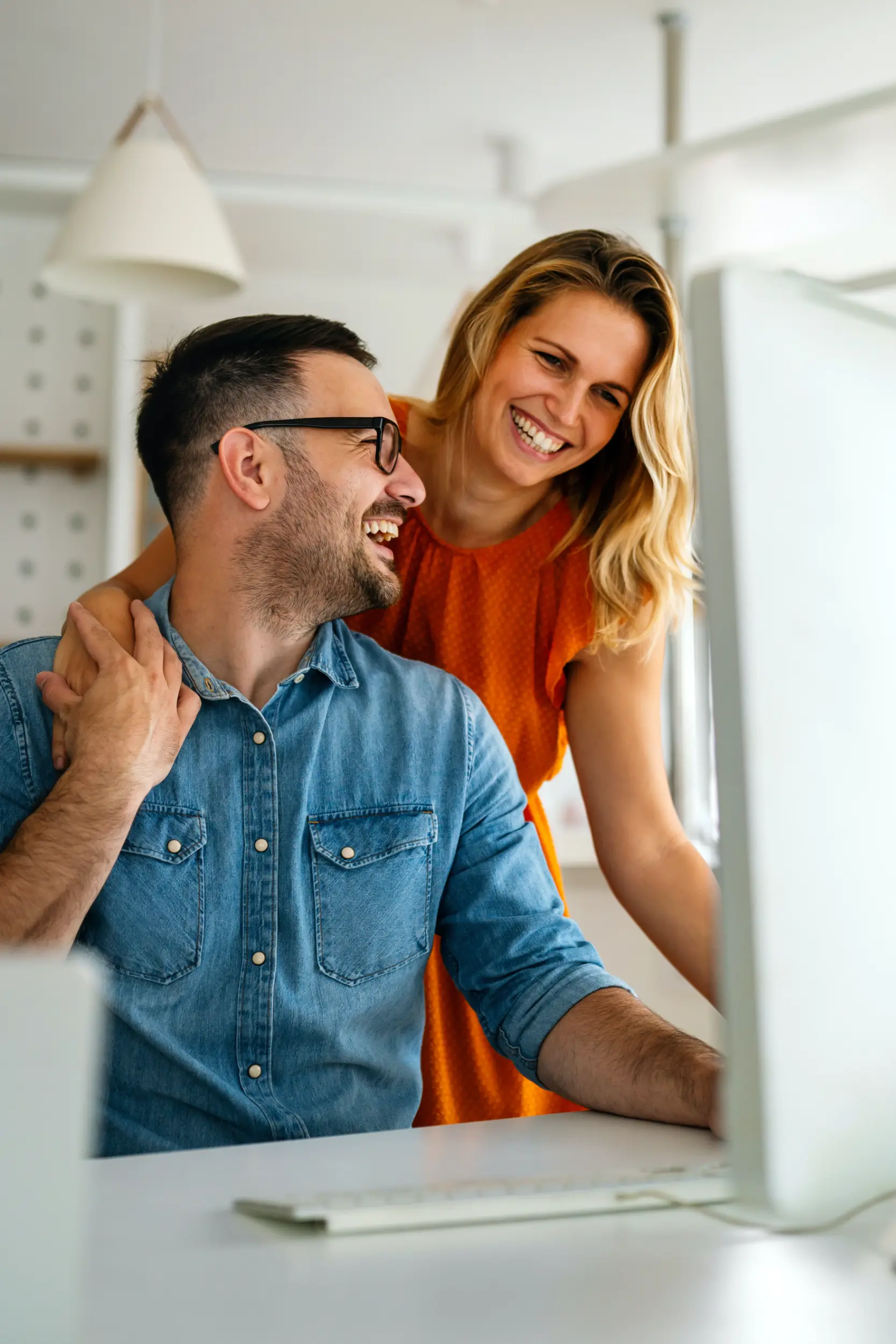 getty-images-RNuR3VEhMZg-unsplash couple planning a wedding