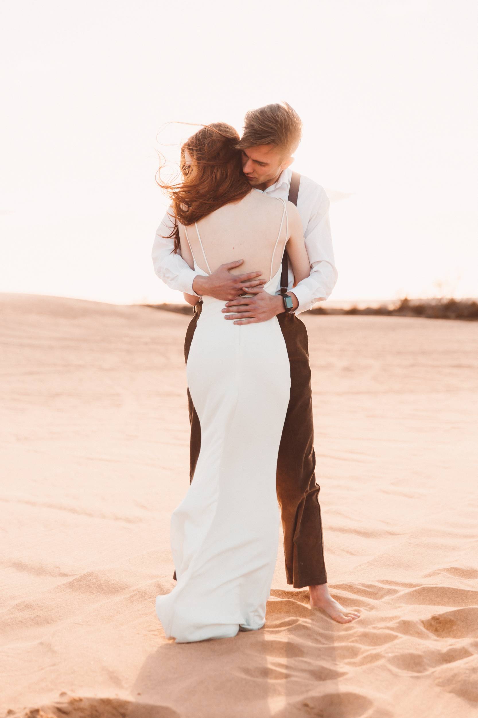 ian-dooley-PuA6F4FAElw-unsplash buying the wedding rings