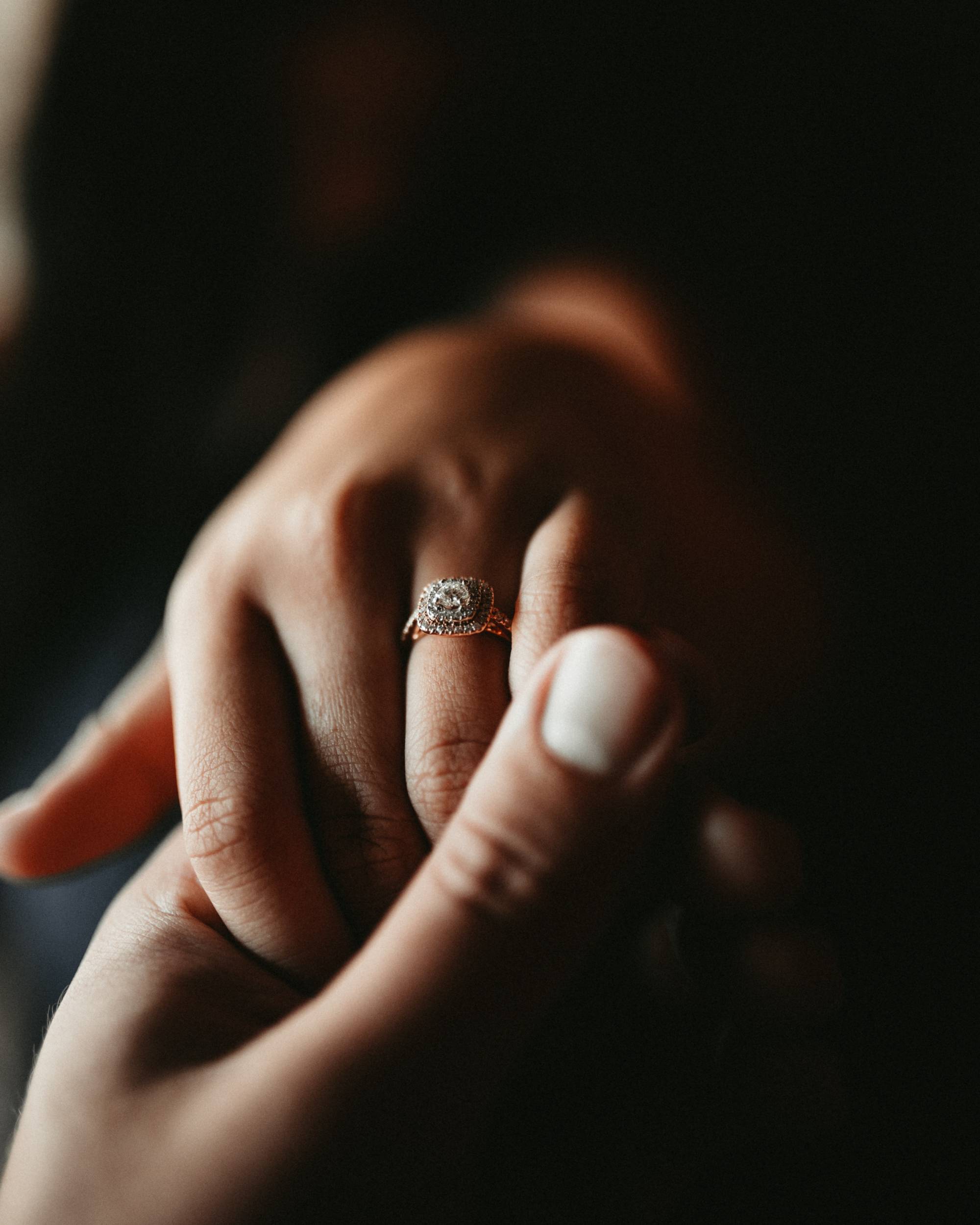 jake-pierrelee-aT6kawD0RcE-unsplash wedding ring with a diamond