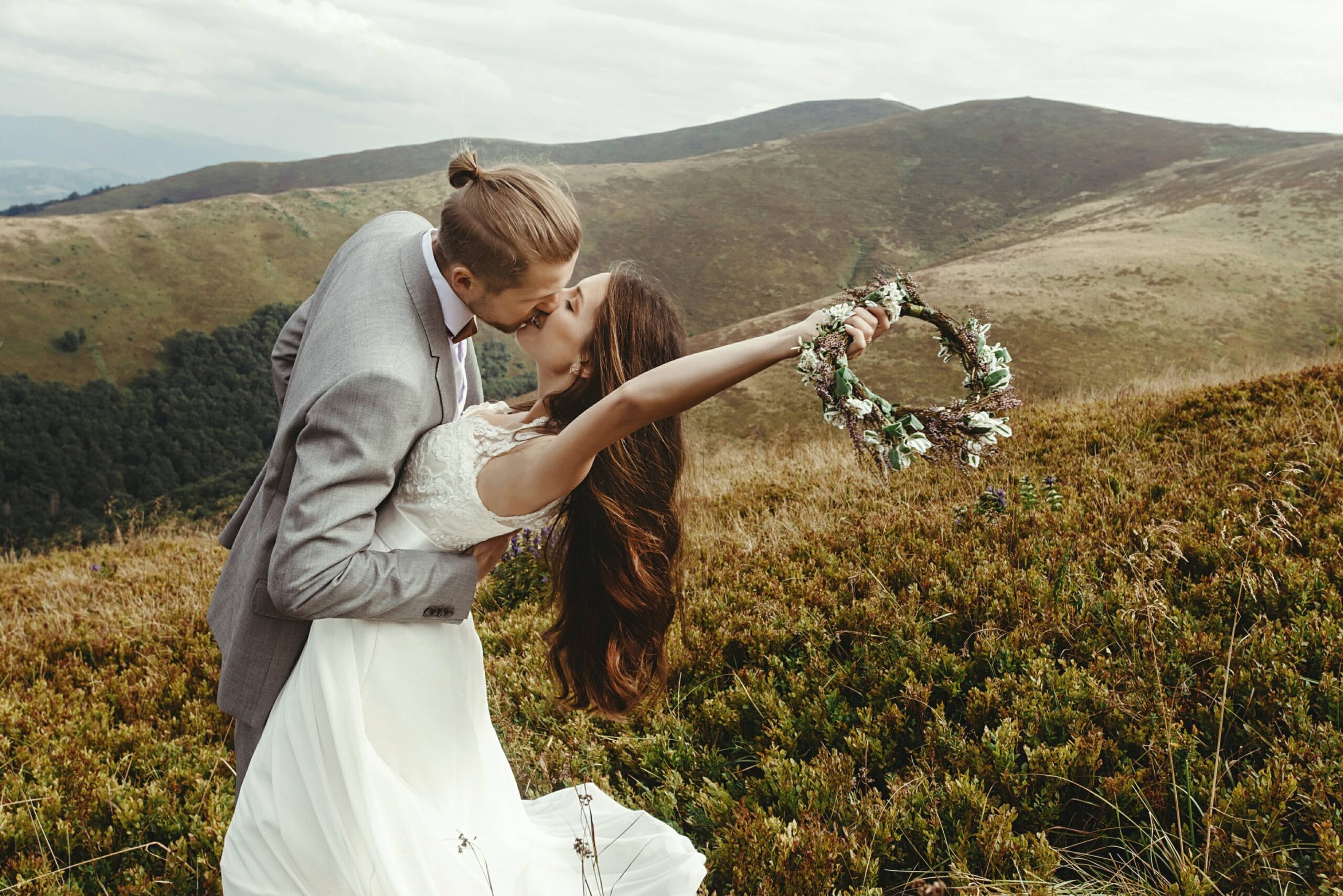 getty-images-fzfKh46fAL8-unsplash wedding posing