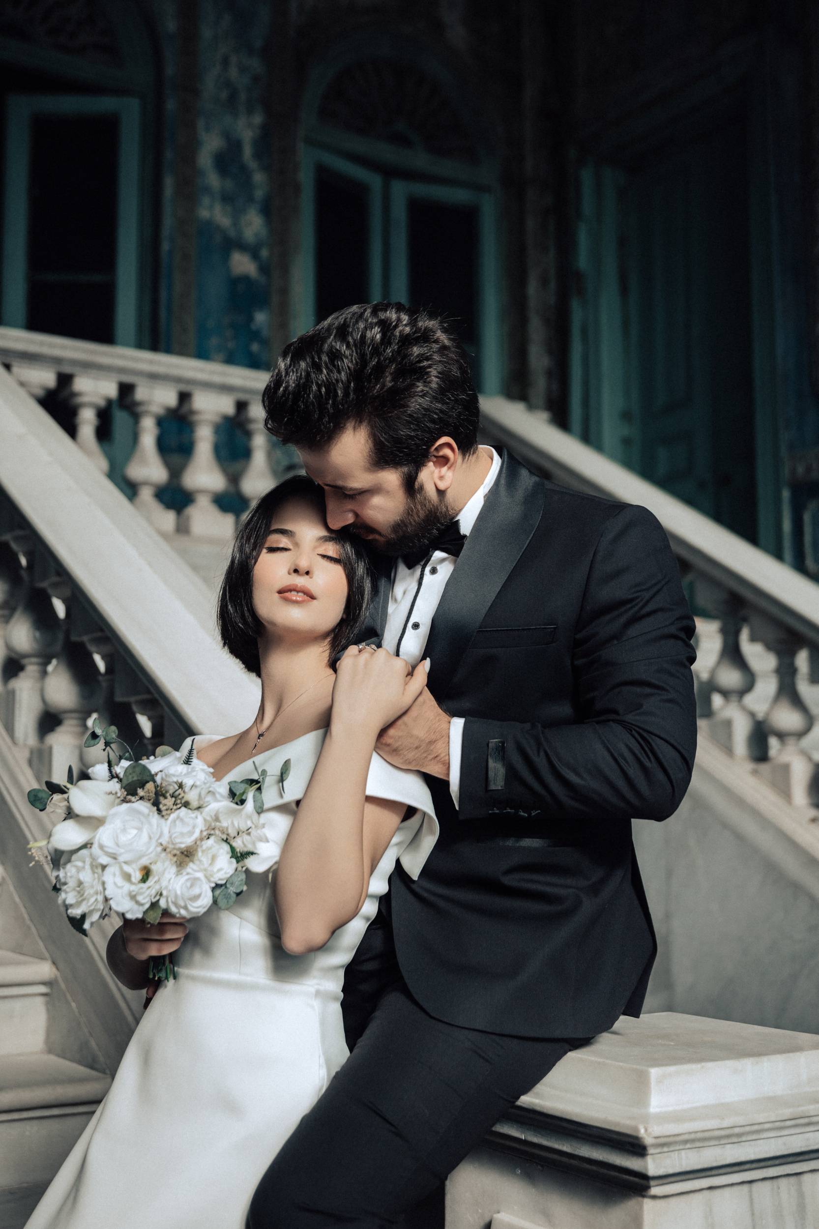 mesut-cicen-41ksf-vR-ew-unsplash wedding posing for photography