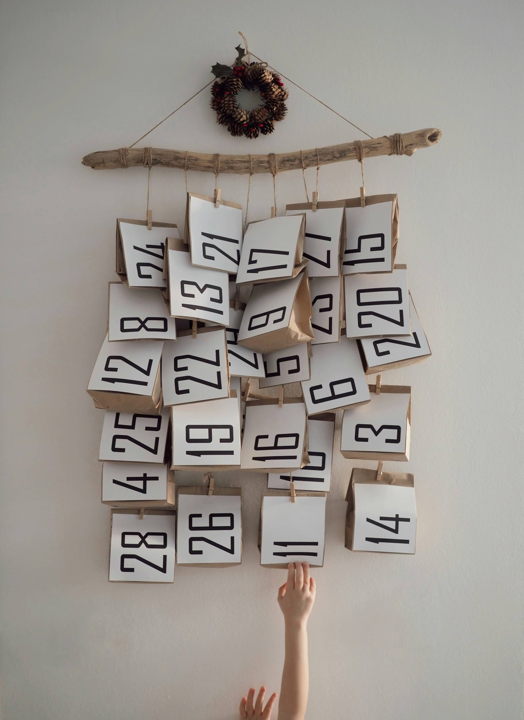 dari-lli-uelgKvAFIoA-unsplash christmas wall hanging ideas