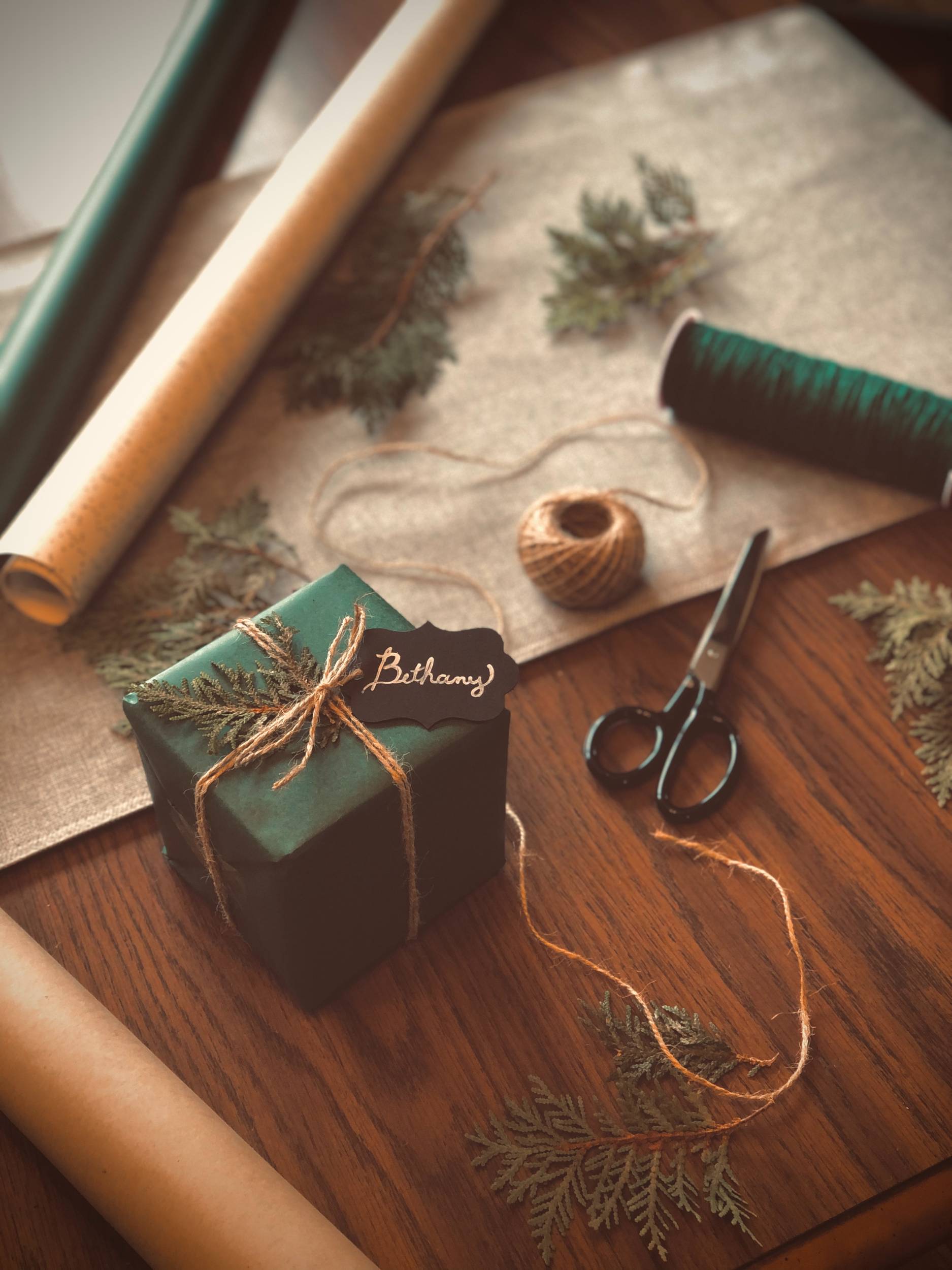 erica-marsland-huynh-YKR4gw-dgVs-unsplash christmas wrapping ideas