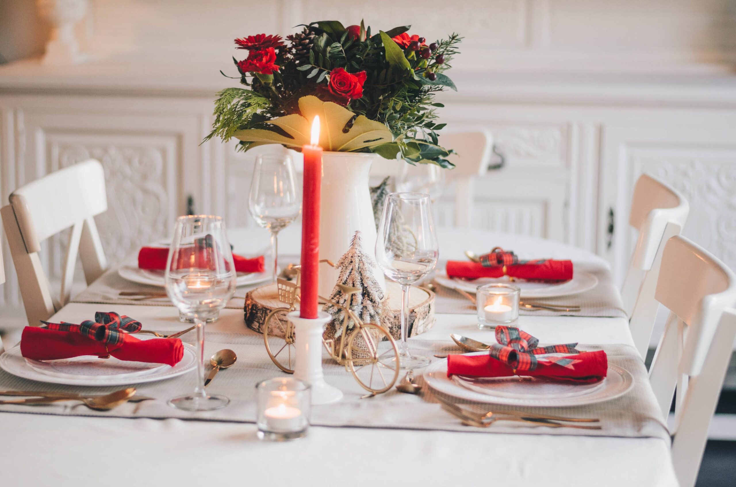 libby-penner-Fbfj9HezTh8-unsplash christmas wedding table ideas
