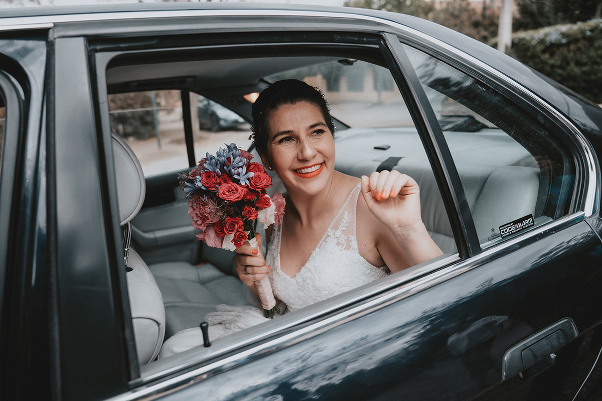 alvaro-reyes-lvARxfaP3AI-unsplash bride in a limo