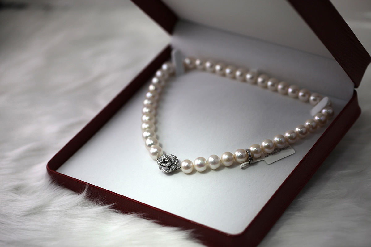 cornelia-ng-2zHQhfEpisc-unsplash pearl necklace