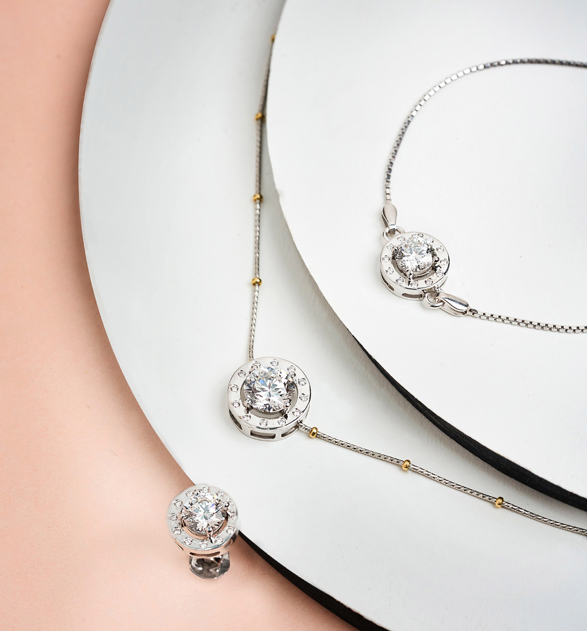globaldsio-it-solution-ZxGsVNbpGKc-unsplash diamond necklace