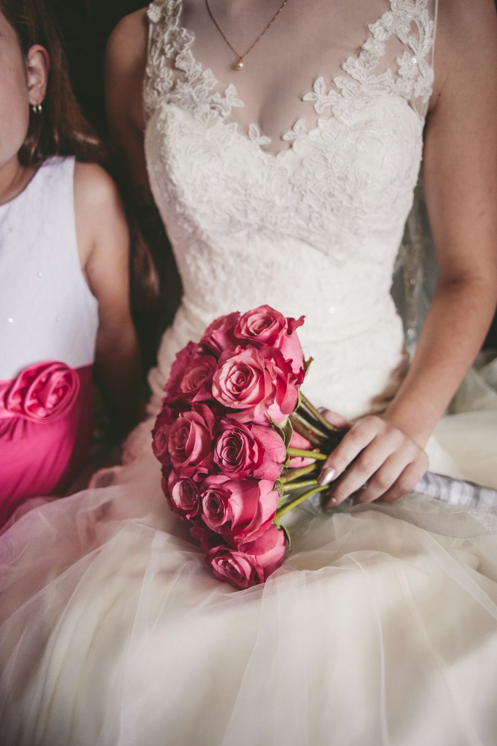 greg-raines-ANQ4nuCxcdA-unsplash red bridal bouquet
