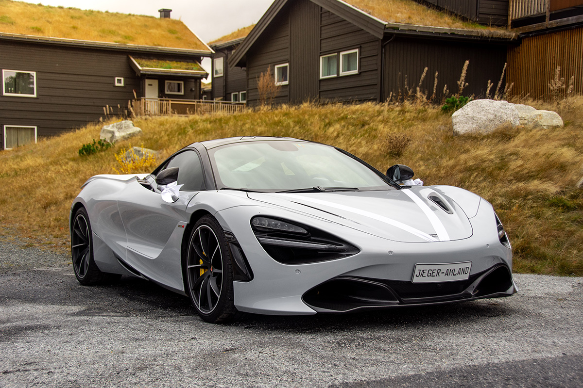 olav-tvedt-6lSBynPRaAQ-unsplash modern wedding car