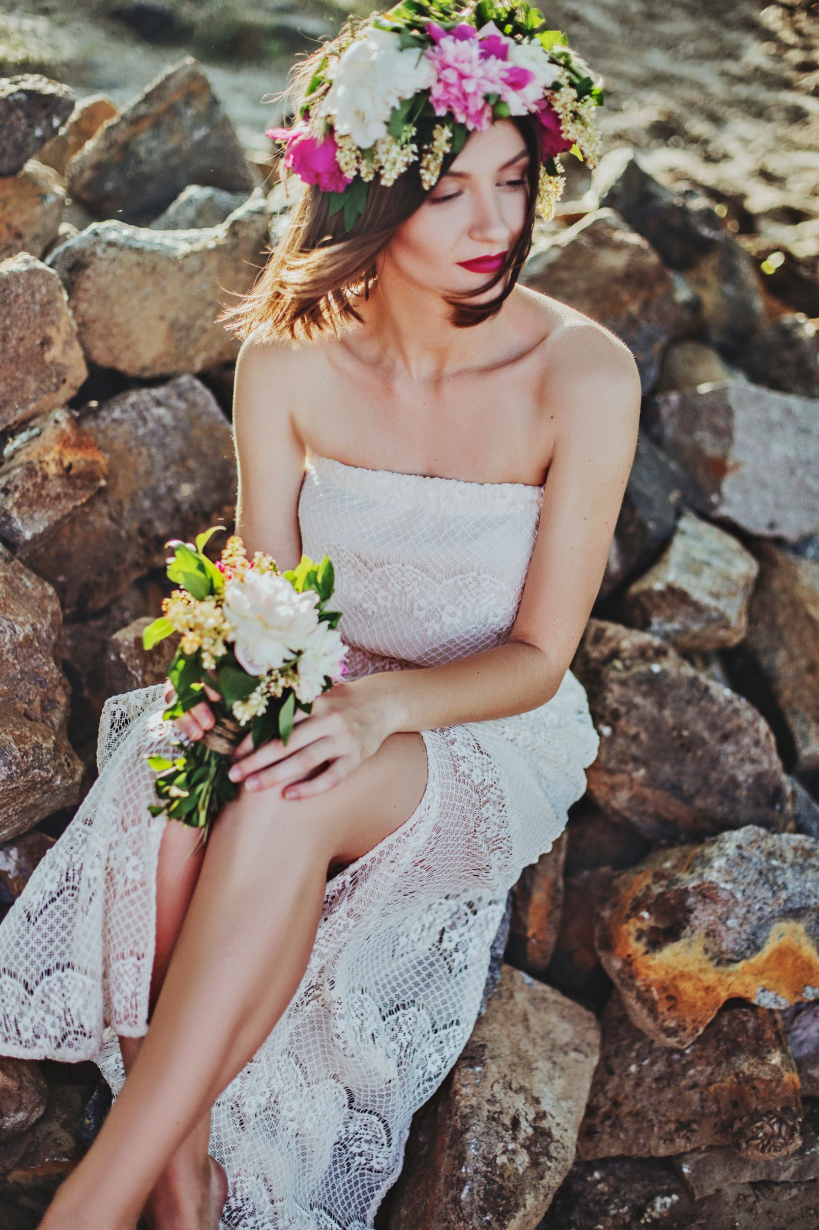 olenka-kotyk-AmfXXRcW2S8-unsplash bride and her flowers