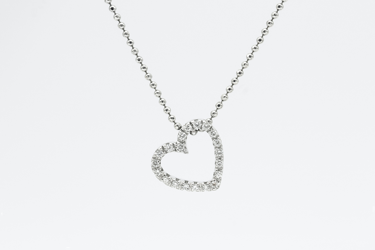 sabrianna-ZoDgJpXzDB8-unsplash diamond heart