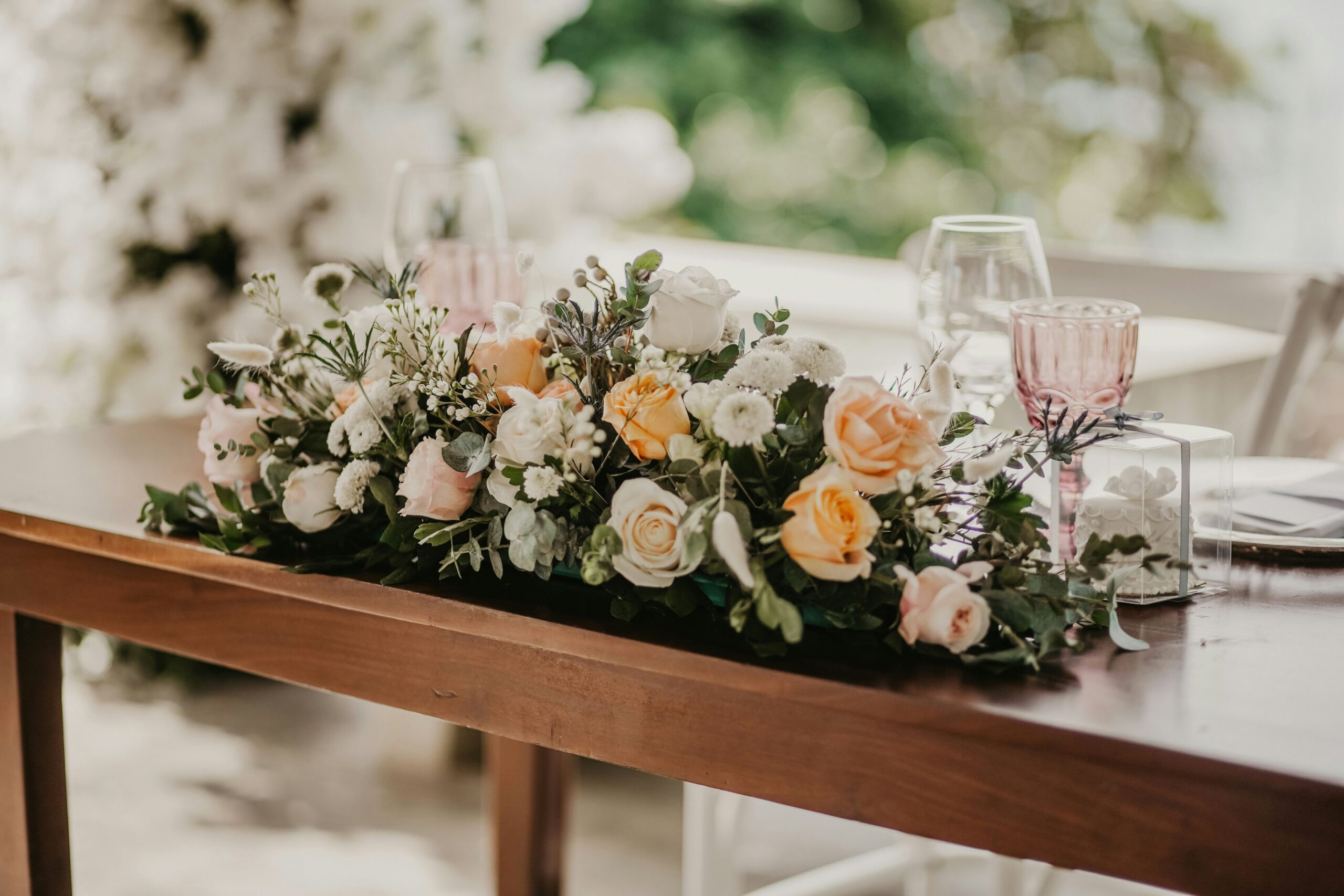 sj-objio-AB4R388bvrA-unsplash wedding flowers for an honor table