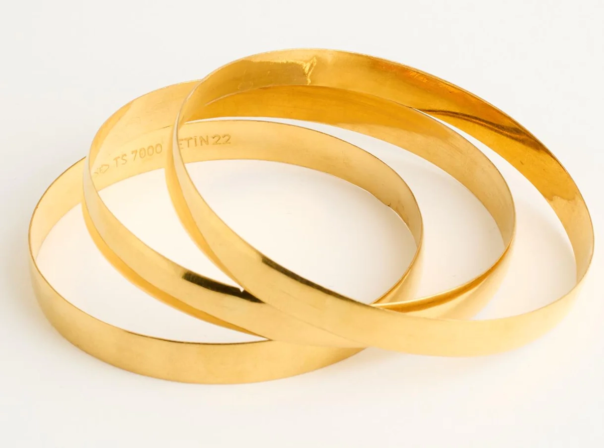 EmptyName_1_2f794556-5695-41a3-bdf2-c010208cea14_1220x_crop_center gold bangles