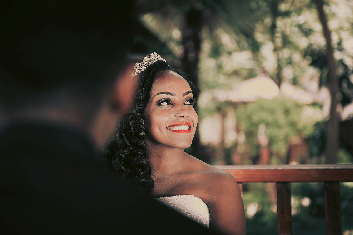 gift-habeshaw-6C-Nou8AZ7s-unsplash a white smile on your wedding day