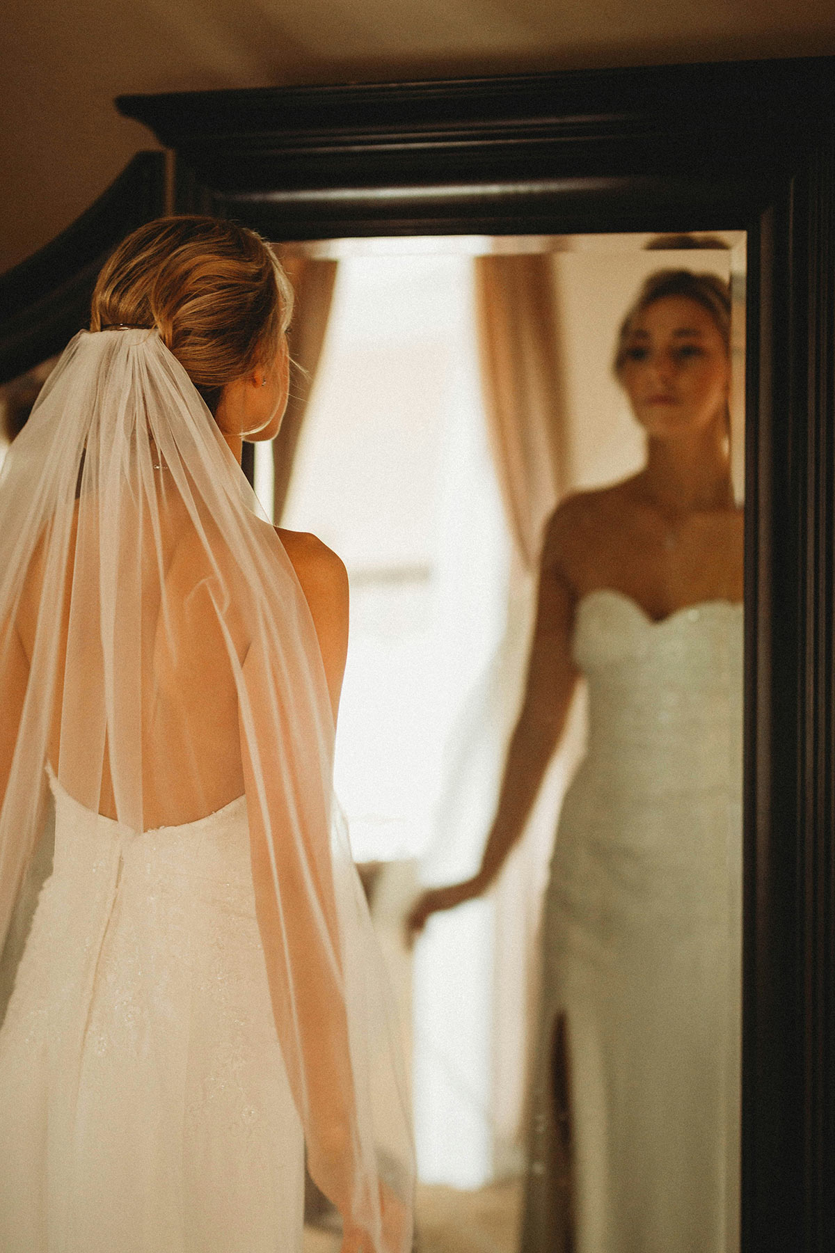 tracy-truhan-FqYPzp71YuI-unsplash finding a hairstylist for your wedding, bride to be