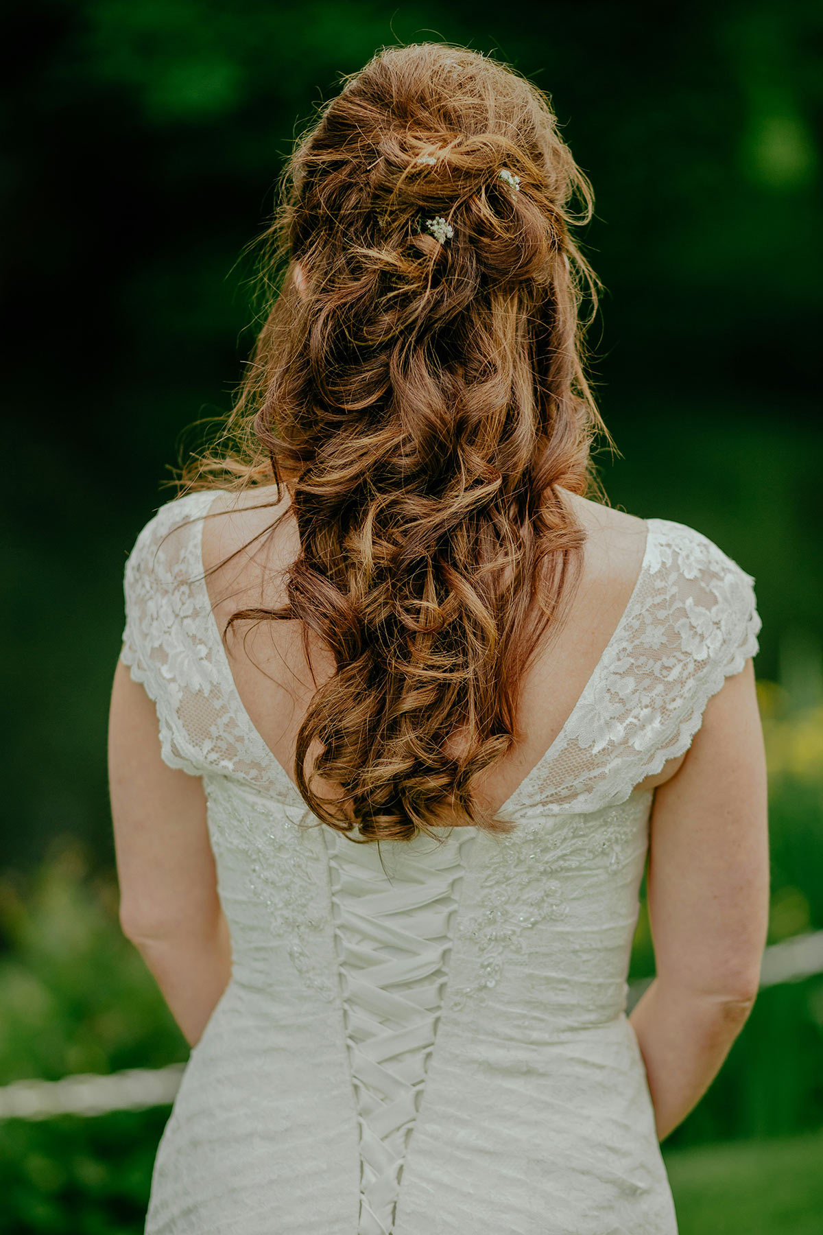 james-bold-ySZMQZLCACA-unsplash loose hairstyles