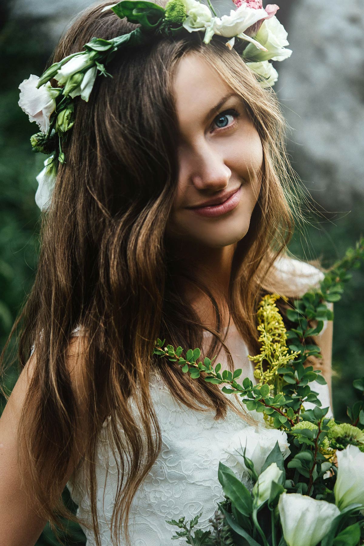 getty-images-lSX0JsUmcIM-unsplash flower wedding crown