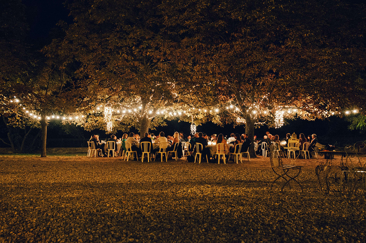 matthew-buchanan-Xaz9hnAl7qg-unsplash back yard wedding