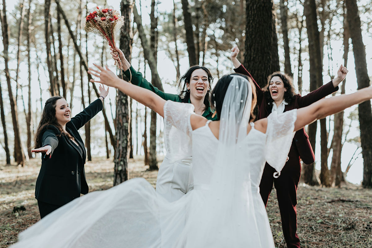 ave-calvar-yDpfqTmw6VY-unsplash bride with her friends
