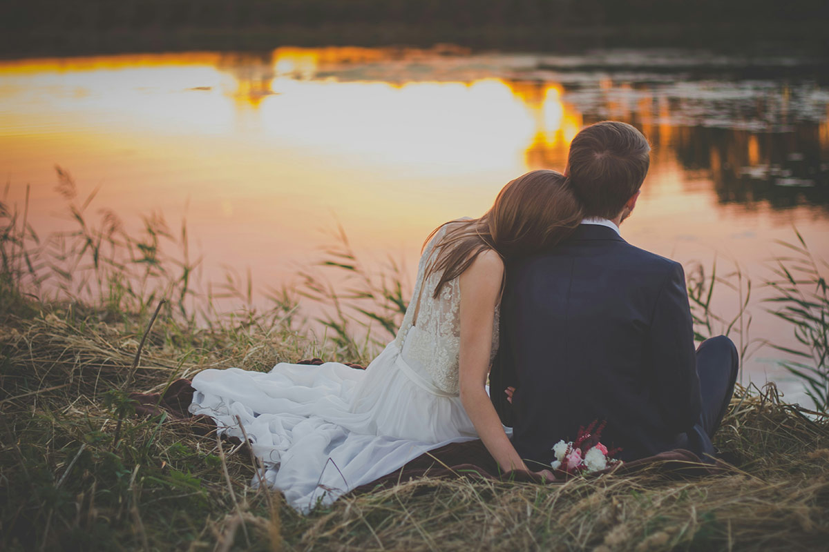 freestocks-a1Fmxesw31g-unsplash bride and groom wedding photography
