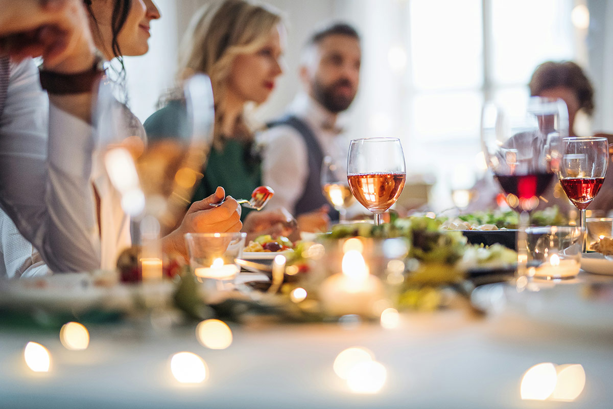 getty-images-609k2yqeFAg-unsplash feeding wedding vendors