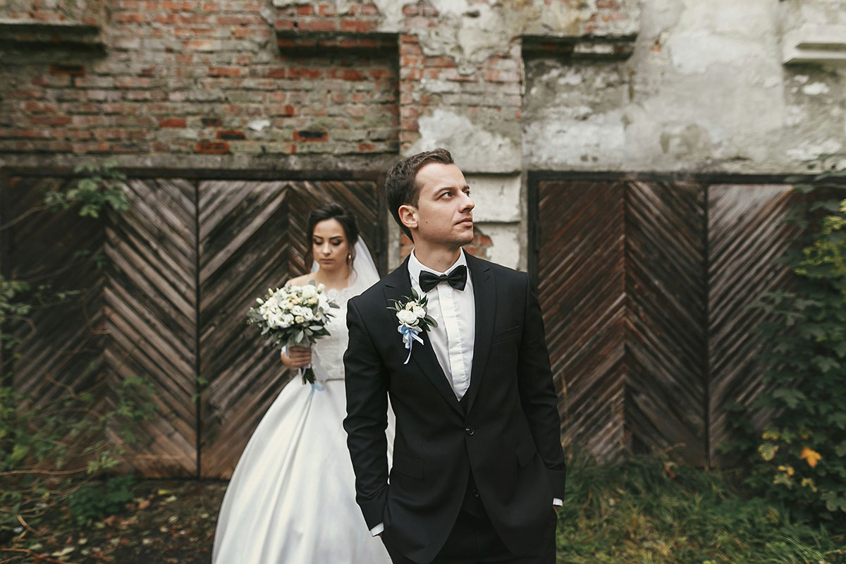getty-images-K9smqNvYQ_s-unsplash bride and groom portrait photos
